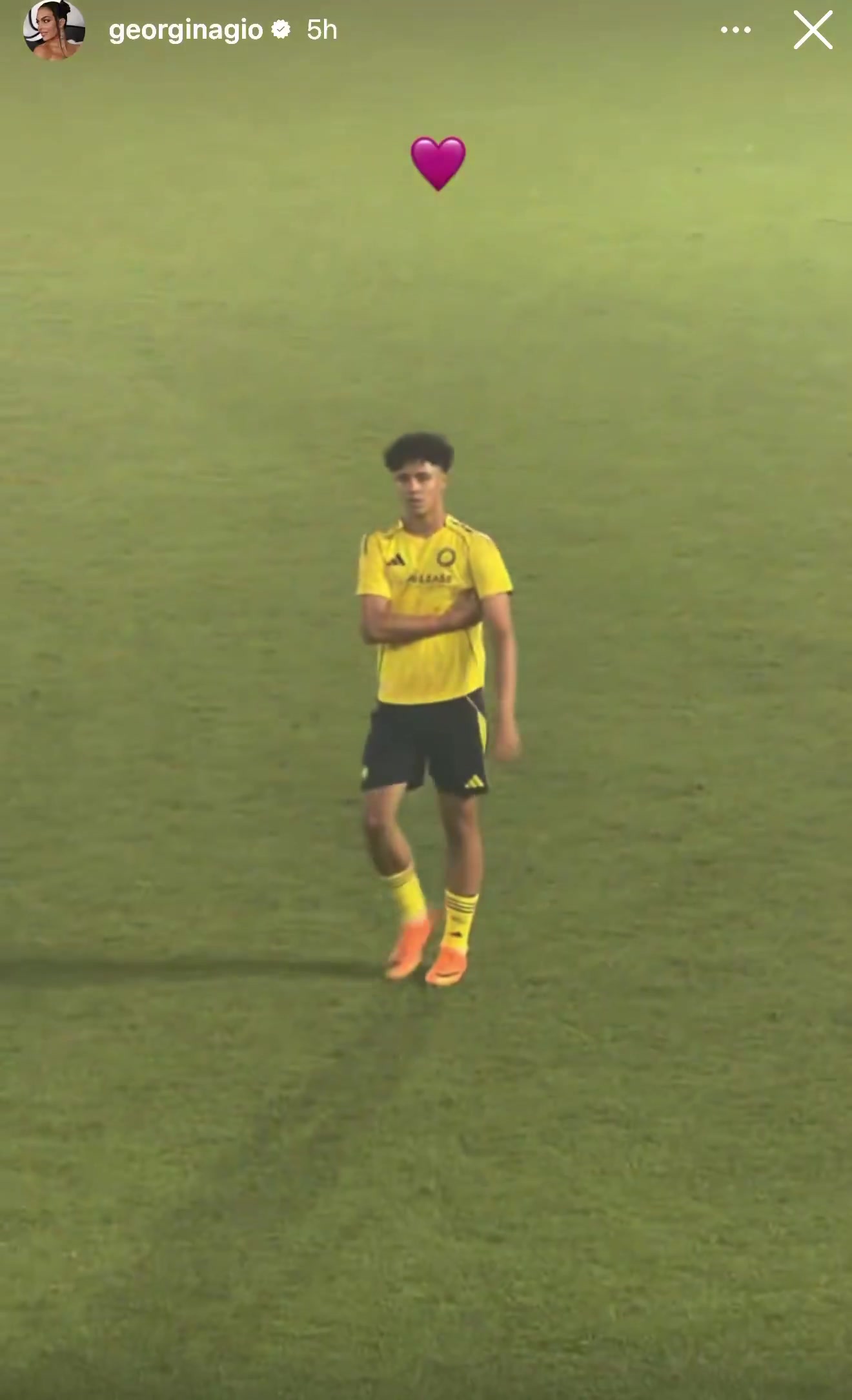 中欧体育登录入口-乔治娜晒迷你罗出战U16比赛，弟弟妹妹现场支持：太酷了兄弟~