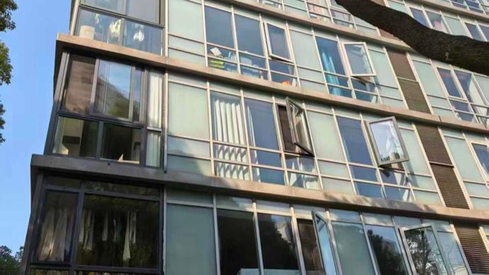 中欧体育官方网站-上海一小区业主发现：家中落地窗竟属玻璃幕墙！装修更换被阻引发矛盾